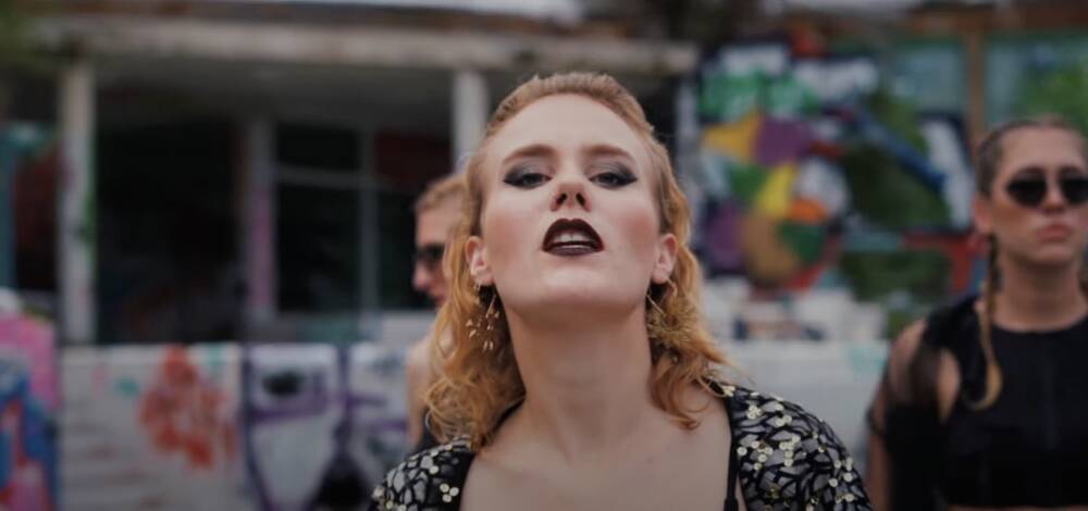 Lioba - "At the Pool" - video still